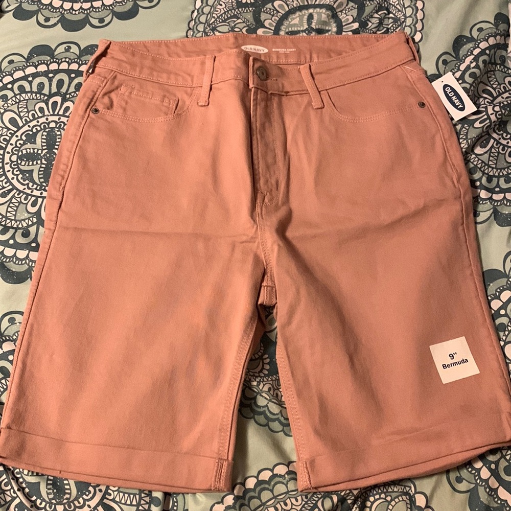 Old Navy 9in Bermuda shorts. High Rise.
